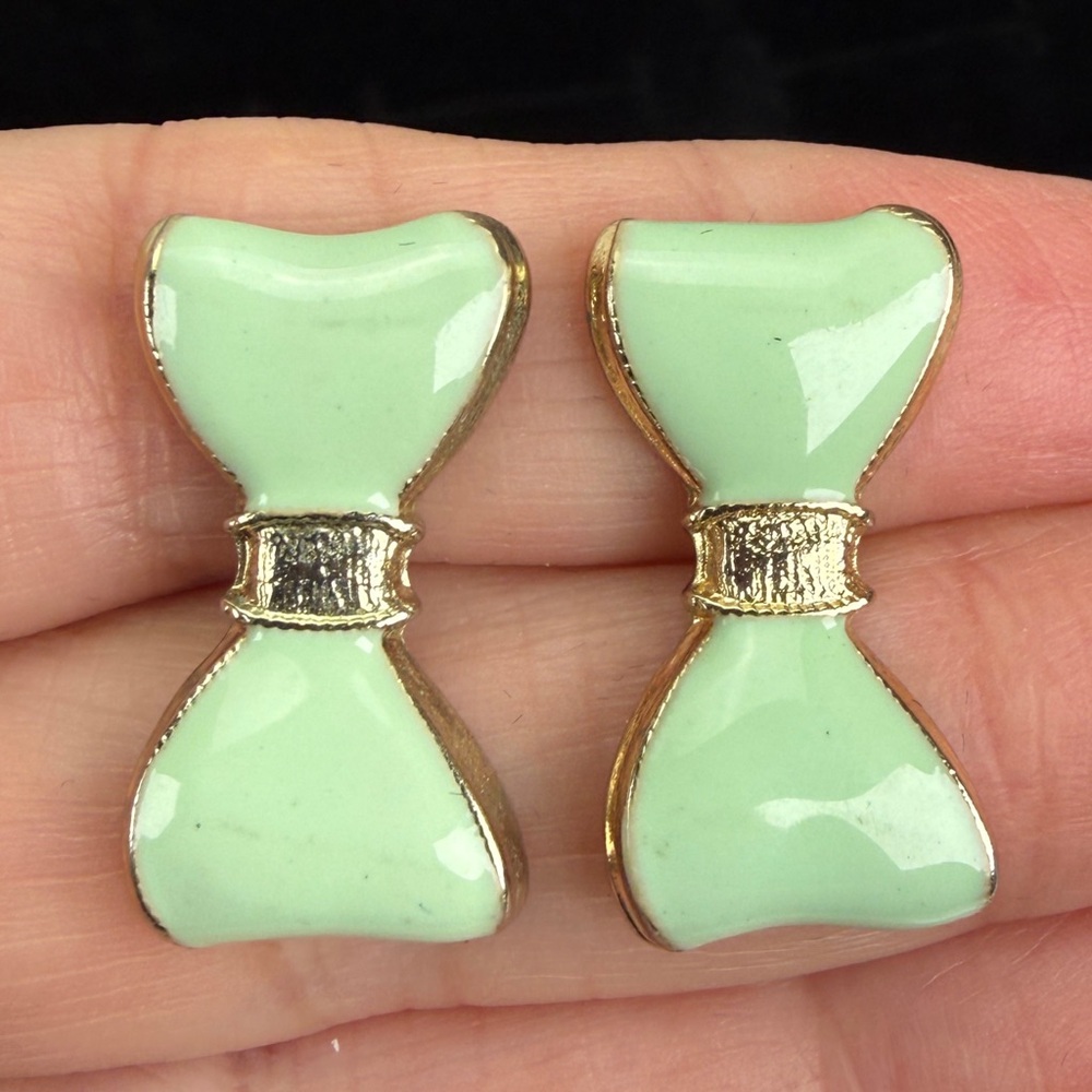 Vintage light goldtone, pastel Blue green bow design pierced earrings - Picture 8 of 10